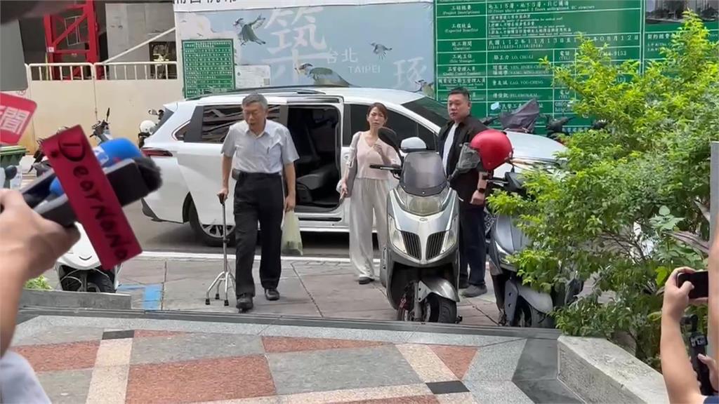 醫學奇蹟？柯文哲傳韌帶受傷拄拐杖現身　隔日慶生驚喜反應嚇一「跳」