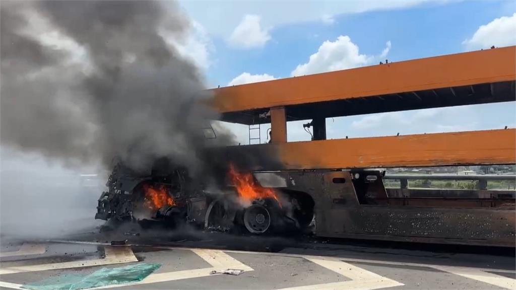 台７８線貨櫃車曳引車相撞　火燒車灌救！３人受傷送醫