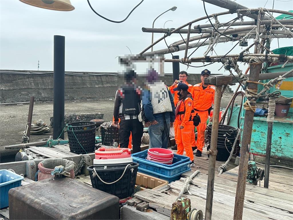 快新聞/嘉義東石外海驚魂!釣客船隻失去動力險擱淺 海巡火速救援