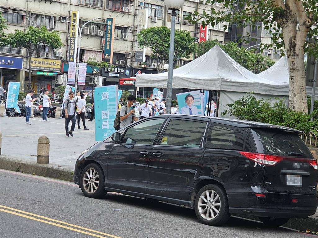 快新聞／標籤再+1！黃國昌造勢「僅300人」還違停　四叉貓揪「違停仔」專車停紅線