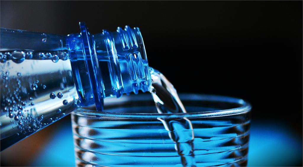 公司新同事月噴$1000「買礦泉水」他傻了!網曝「不喝飲水機」真相…超噁