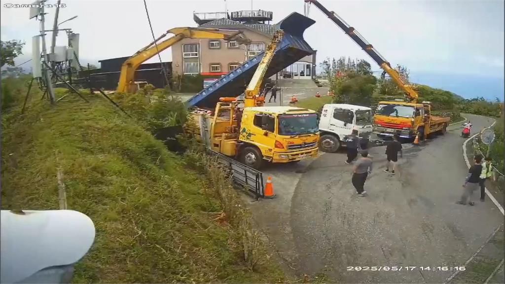 大貨車卸鐵條側翻堵門口 花蓮玻璃屋遊客受困3小時