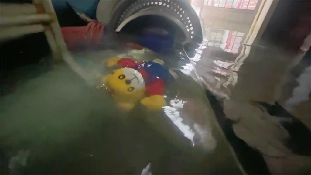 台南後壁汪洋一片.淹水封路 緊急宣布停班停課