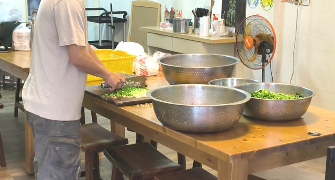 難接受! 台中米其林麵店"燙青菜有蜘蛛屍" 顧客傻眼