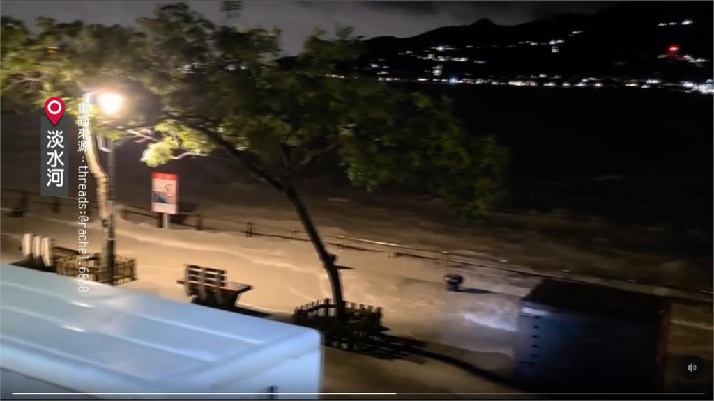 颱風巴威傳災情！　強風吹倒58年老樹壓6機車　淡水河滿潮淹老街