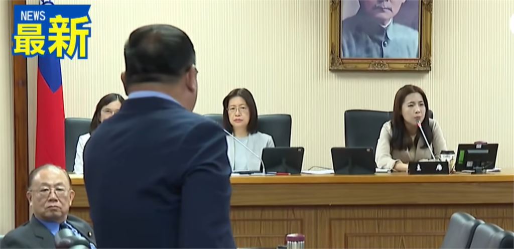 上台前「遭徐巧芯突喊休息1hr」！沈伯洋遭抓包「1表情露餡真心」笑翻網：不同層次