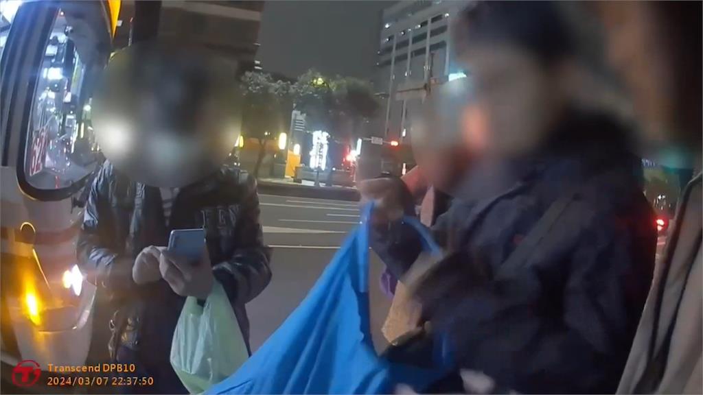 老翁坐公車堅稱「被包撞傷」喊告 包裡只裝衛生紙!被控乘客滿臉問號
