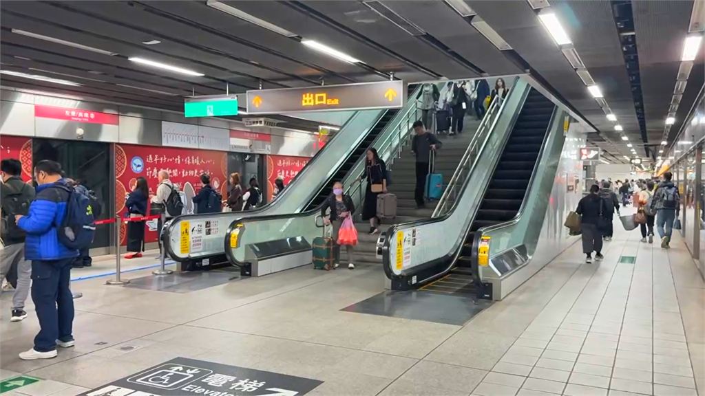 快新聞／高雄捷運電力異常「警報聲狂響」　議員拍下旅客提行李箱「艱困爬樓梯」畫面