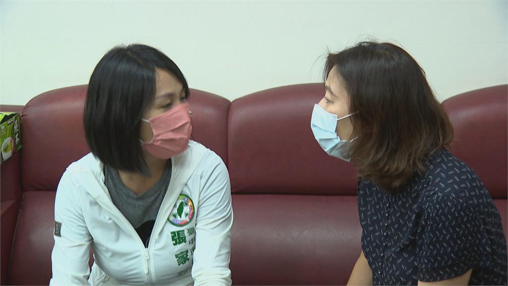 誰補也沒傷和氣 林靜儀.張家銨上演「愛的抱抱」