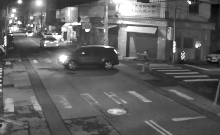 執意闖車禍現場 遭攔嗆警「罵髒話+倒退」險撞人
