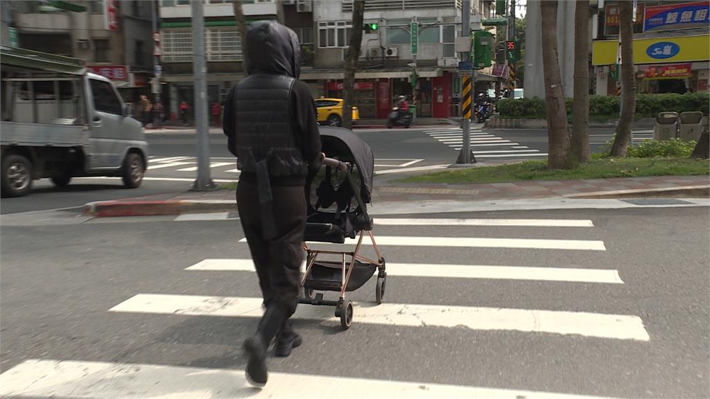 保母推嬰兒車過馬路被撞 駕駛肇逃後到案辯沒撞到
