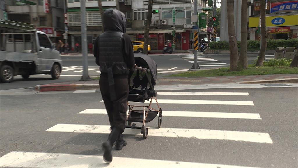 保母推嬰兒車過馬路被撞　駕駛肇逃後到案辯沒撞到