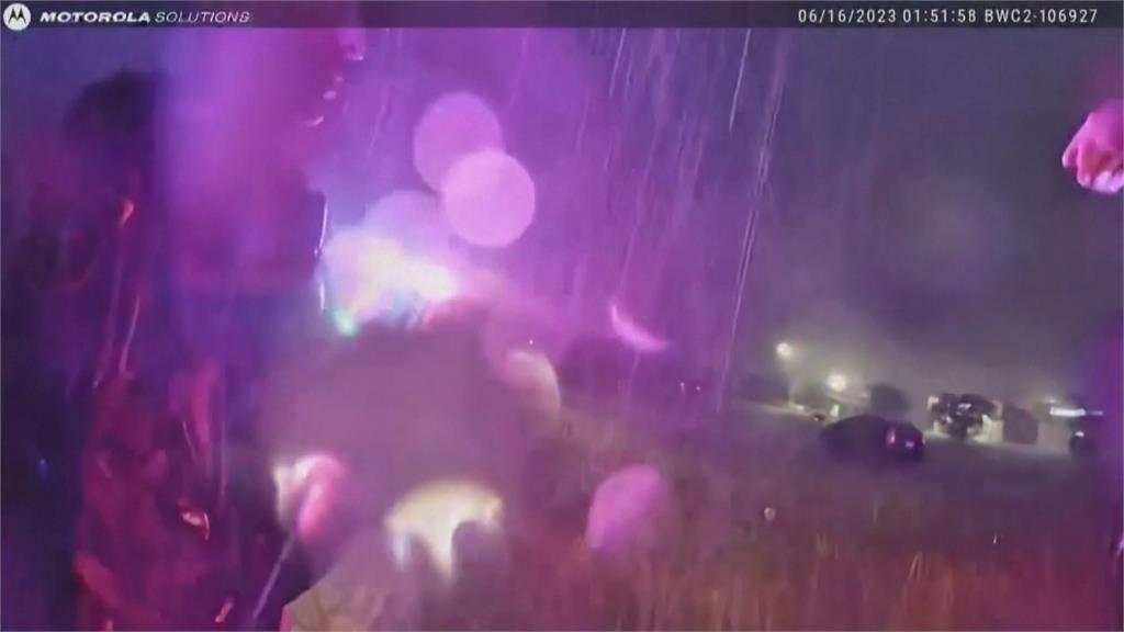 驚險瞬間畫面曝!高速公路積水 警涉水搶救受困男子險滅頂