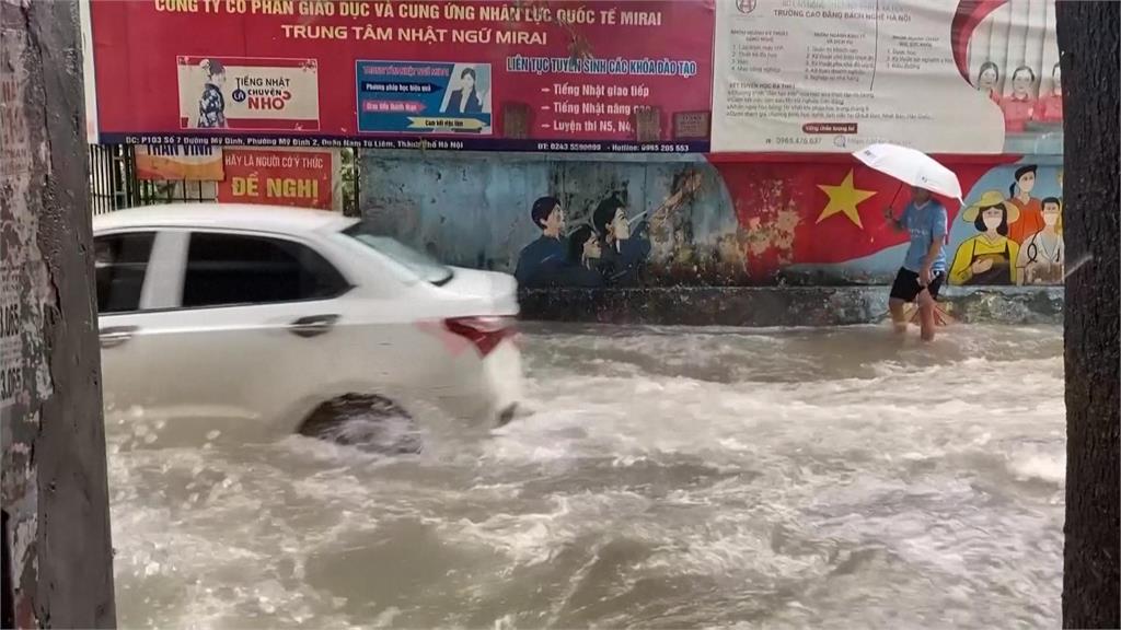 颱風麥德姆襲越南 河內「水淹到大腿」 民眾:沒遇過淹這麼慘