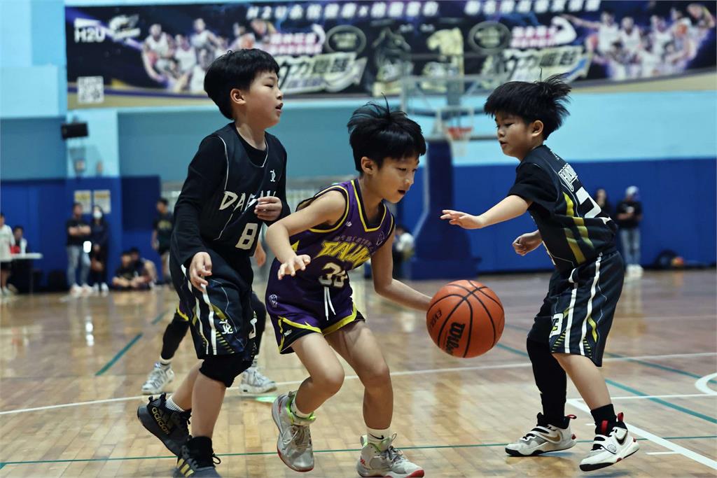 籃球/U19籃球聯盟「球二代」場上判輸贏 老爸「男模」呂政儒場邊加油