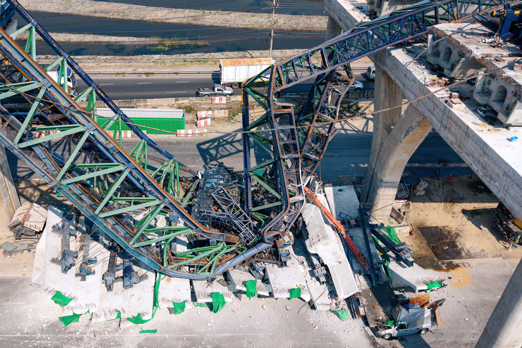 快新聞／驚悚畫面曝光！泰國連日發生「起重機」掉落事故　砸車釀2死