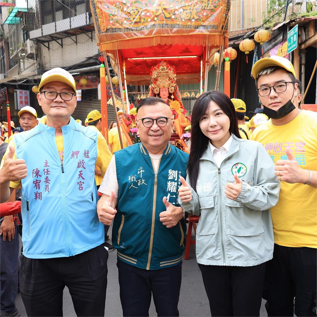 萬華扛轎大姐「竟是吳沛憶」！站C位「神情太反差」網笑：宮廟少女…