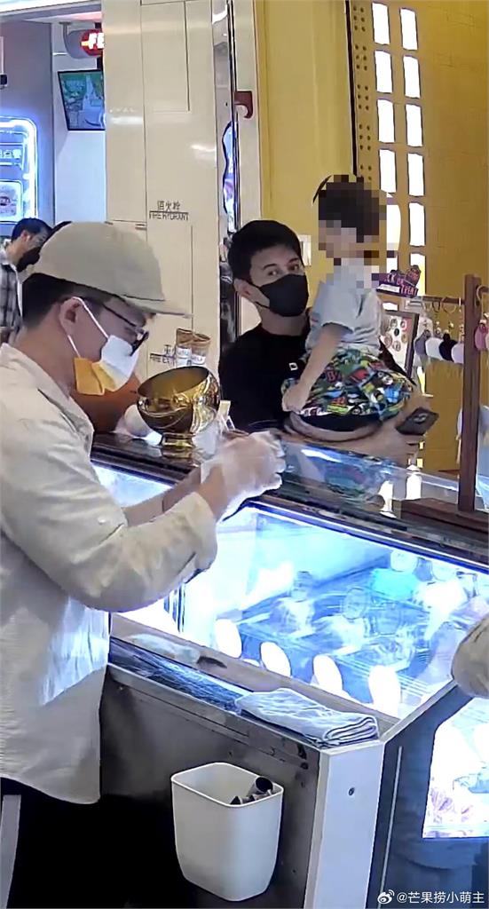 5歲兒手滑「弄掉冰」店員無償補送!吳奇隆下秒「1舉動」暖翻全場:優質偶像