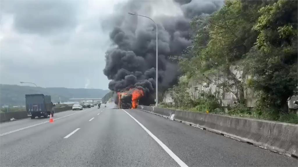 燒到只剩骨架!五楊高架遊覽車驚傳火燒車 25人順利逃生3人輕傷