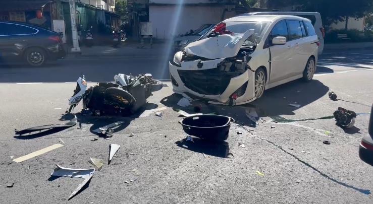 快新聞/疑搶快釀禍!騎士對撞左轉汽車「噴飛重摔」 機車零件四散成廢鐵