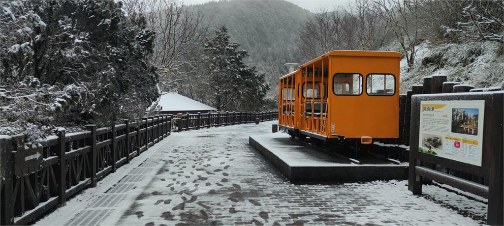 快新聞/合歡山飄雪、太平山下冰霰! 絕美銀白世界曝光