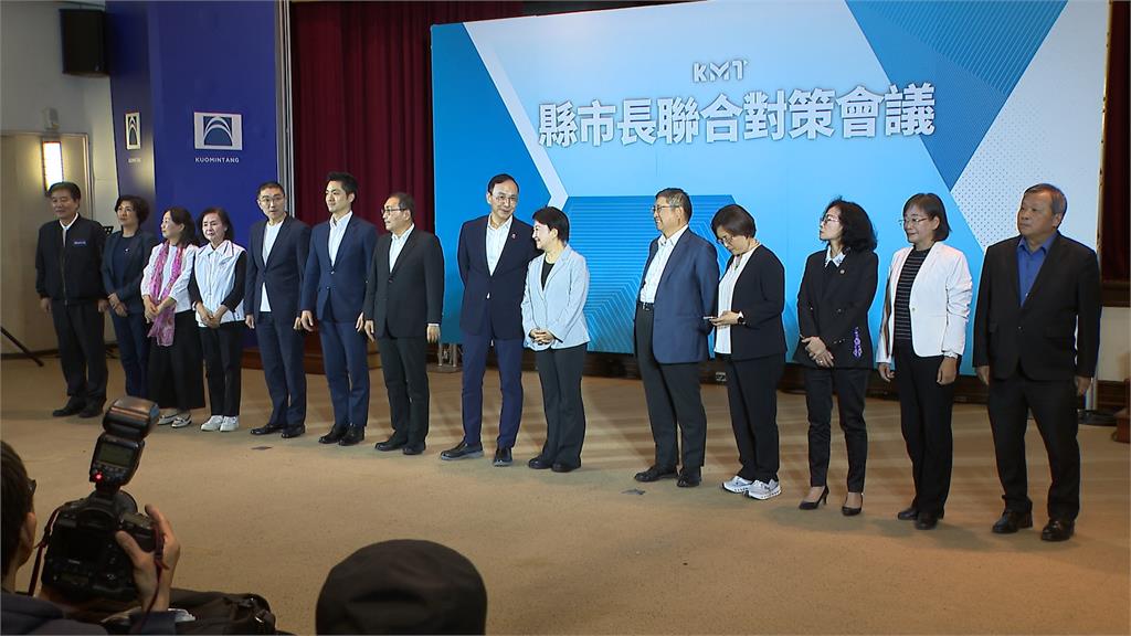 藍頻提開放中客、普發1萬 吳崢酸:當阿彌陀佛唸經