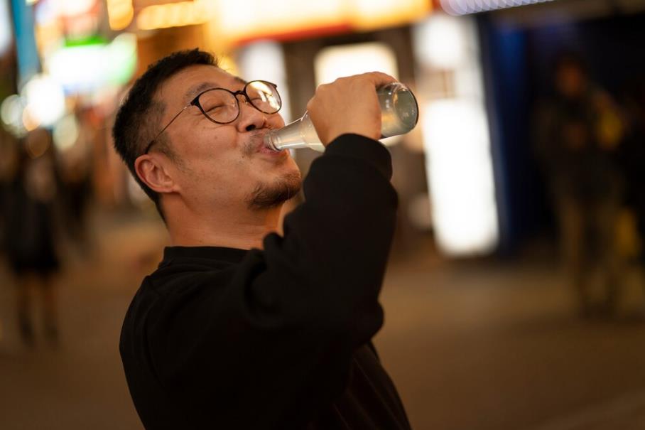 男子「夜尿」影響睡眠求助醫師!原因竟是睡覺開除濕 睡前「灌水」