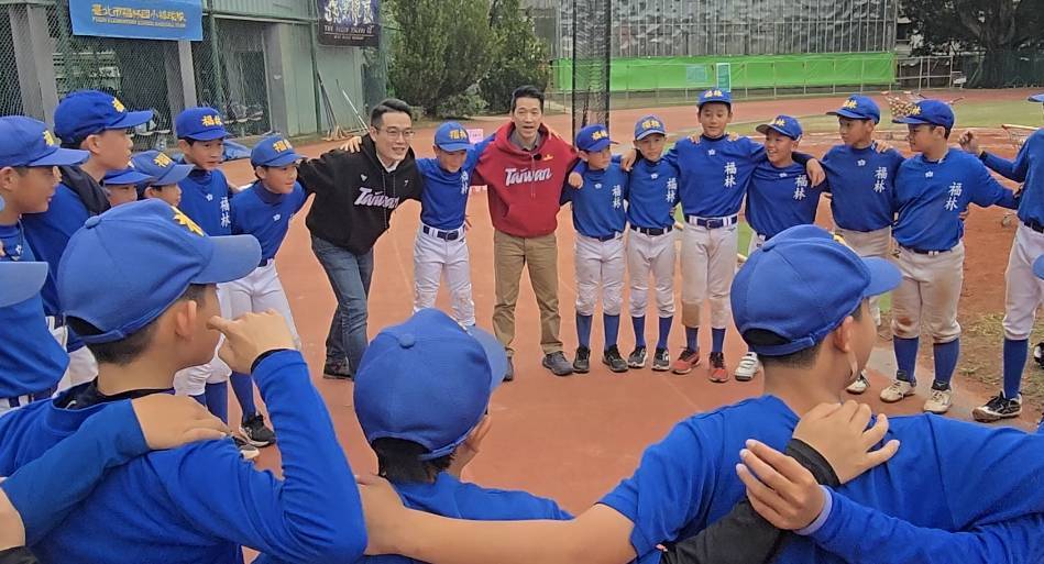 何志偉、游明諺力挺基層棒球  盼孕育台灣未來之光