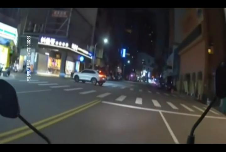 酒駕差點翻車引警方攔查 拒檢闖9紅燈自撞仍被逮