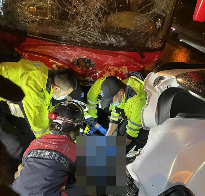 國道五楊高架「5車連撞」　女駕駛下車查看遭客運撞亡