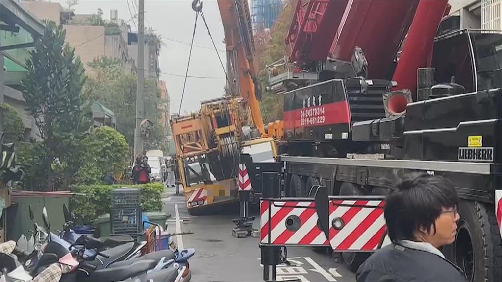 台中馬路驚見「大天坑」　大吊車卡卡　自來水管爆管釀地基掏空