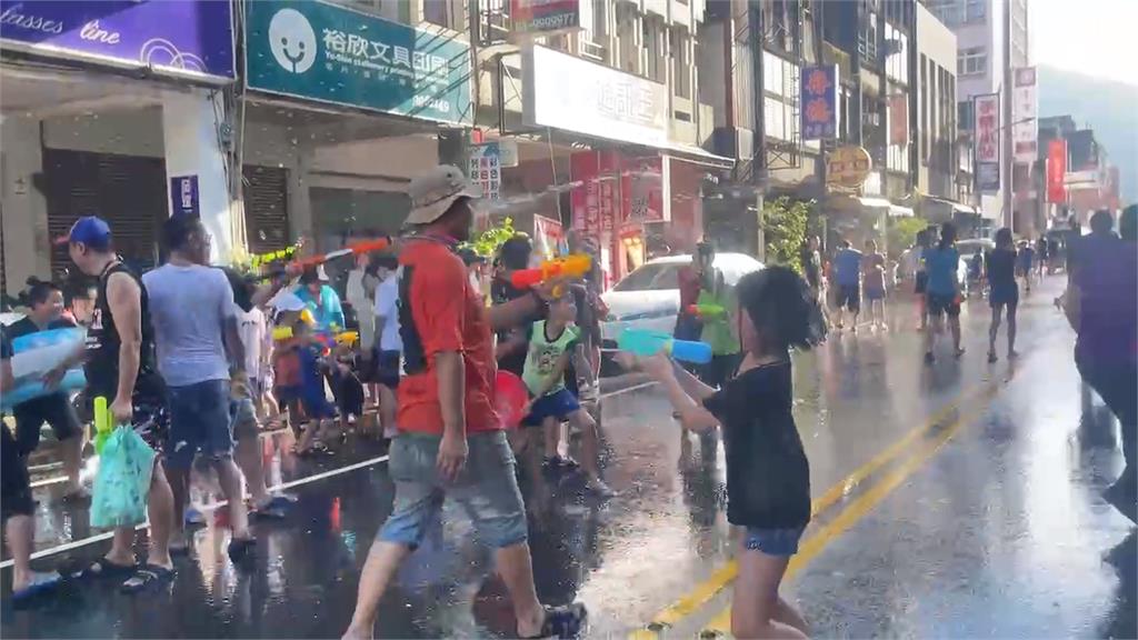 蘇澳「潑水節」封街打水仗　日本姊妹市市長一同狂歡透心涼