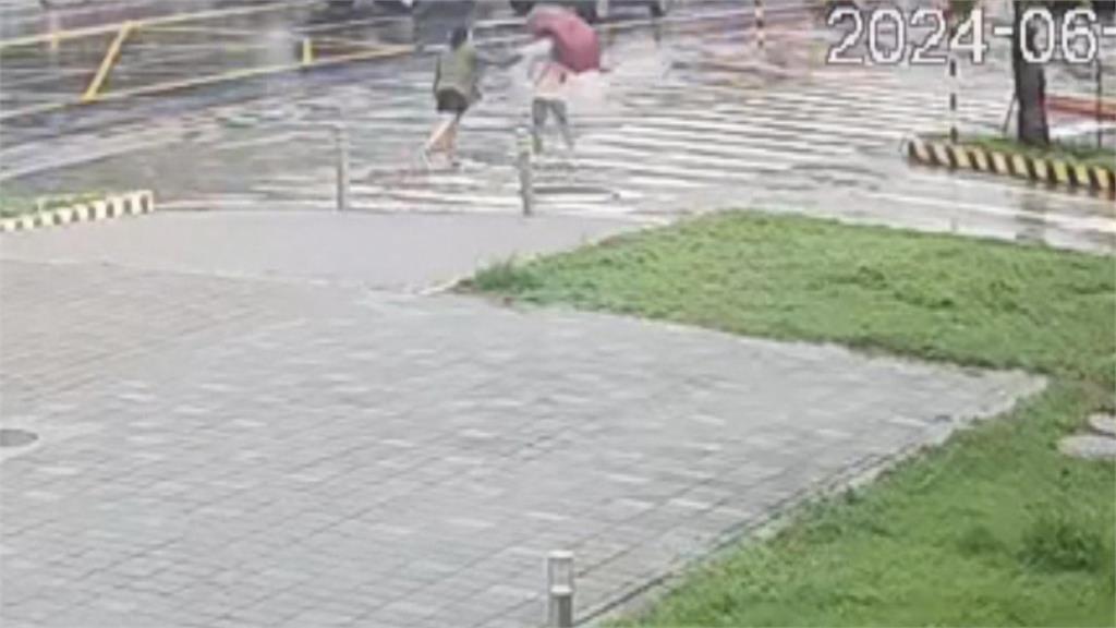 台南轉運站婦人突毆打等車民眾 出站後又持提袋打路人