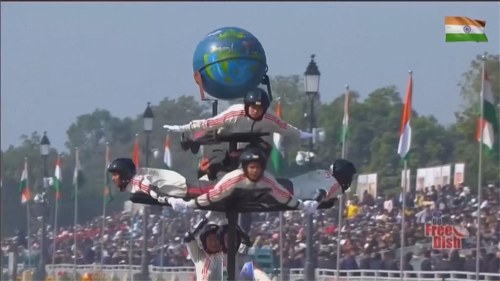 印度共和日閱兵大典　女性士兵機車疊羅漢、動物方陣吸睛