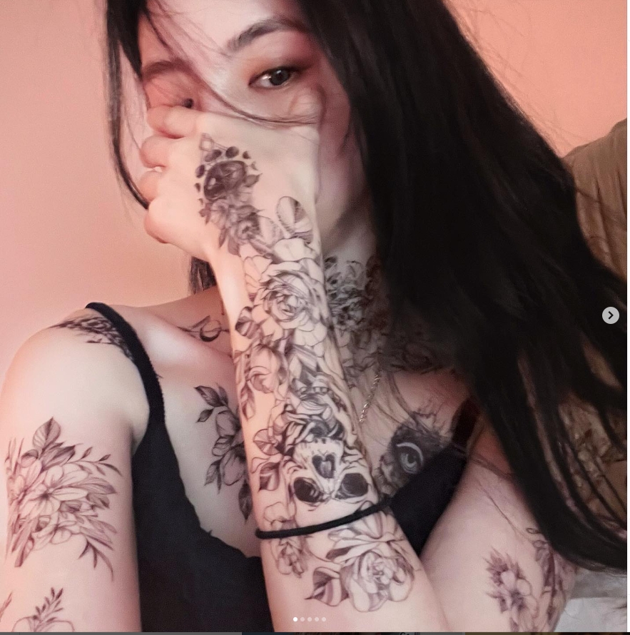 韓韶禧刺青回歸!「胸前大片圖騰」震撼千萬粉 昔刺青遭批89妹!韓韶禧這次不忍「胸前再刺大片圖騰」全身佈滿花震撼千萬粉