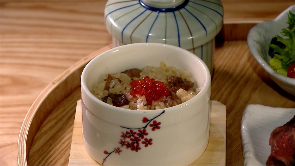 海鮮丼結合炙燒牛小排 冷熱交織極具層次