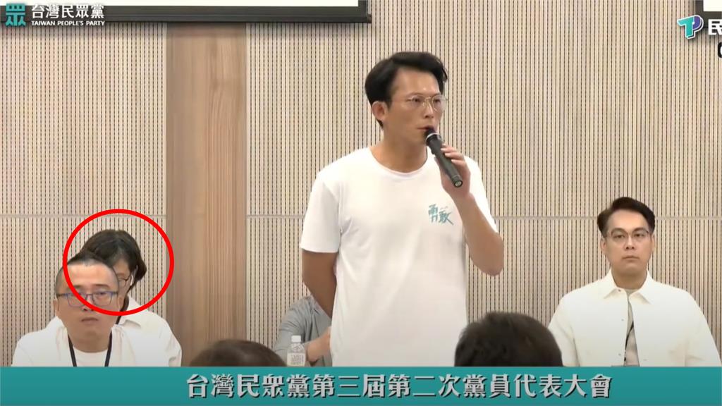黃國昌講話沒在聽？蔡壁如遭抓包「全程戴耳機+低頭」…她辯：可以一心好幾用