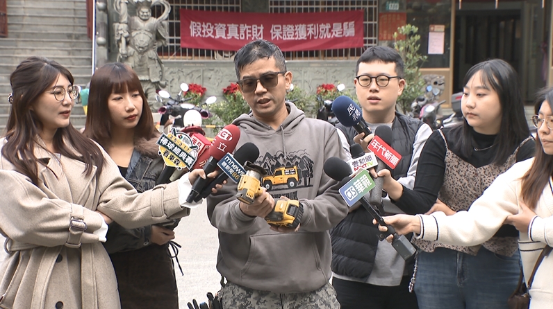 驚見10公尺鋼捲「過馬路」　饒舌水電工拿砂輪機衝下車：見招拆招