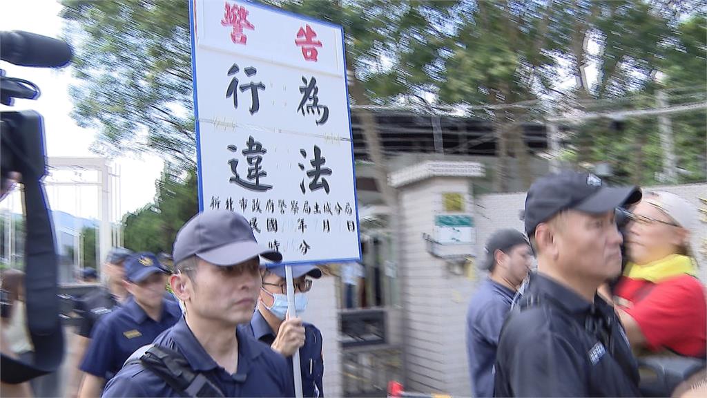 小草舉「統一義勇軍」大旗挺柯　綠委酸：這什麼品種？紅蔥頭？