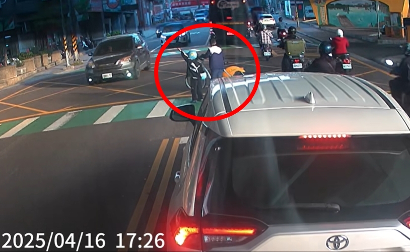 2童過馬路「舉手30秒求停讓」遭10車無視!無奈返回人行道 畫面惹怒全網