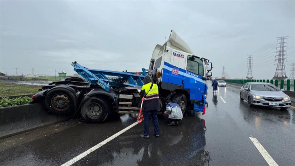 疑天雨路滑！彰化西濱北上171K貨櫃車翻覆　尖峰時段一度大塞車