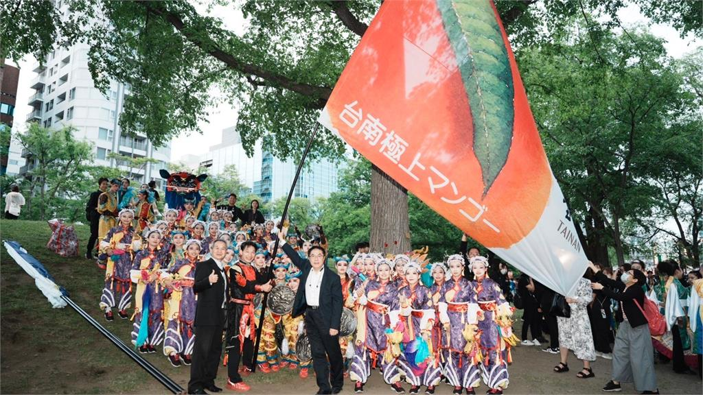黃偉哲率團赴北海道宣傳「台南特色 」 身旁「超正芒果妹」意外成焦點