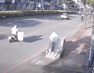 強風吹飛廢棄床墊「擊落女騎士」!她慘摔骨折險遭後車輾過…驚險畫面曝光