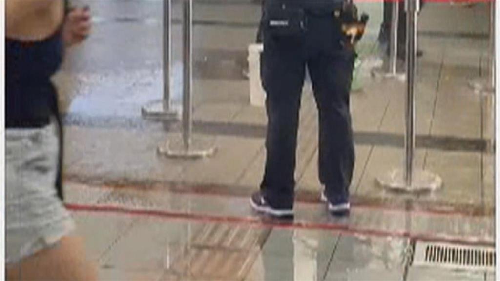 新!大雷雨狂轟台北市! 捷運忠孝復興站內「漏水」