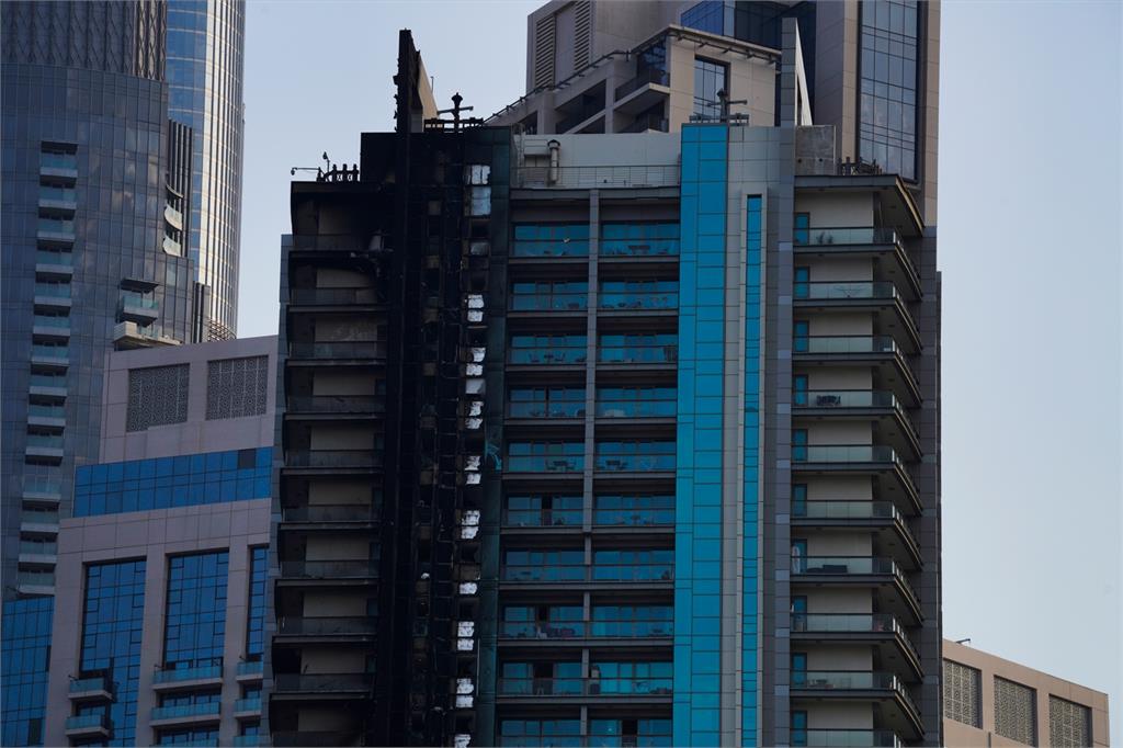 杜拜摩天大樓深夜陷火海！35層樓「一路燒到頂樓」驚險影片曝光