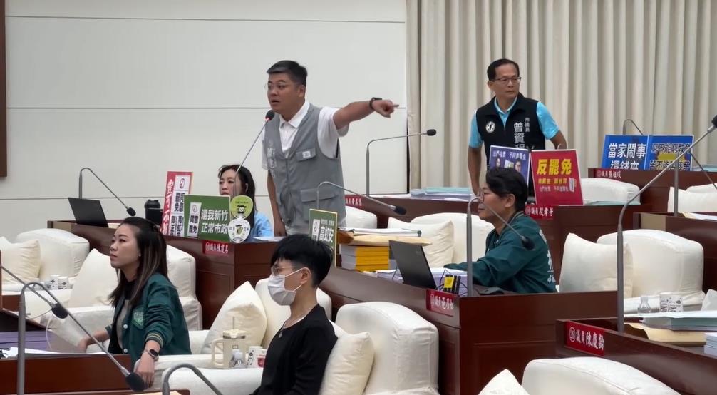 快新聞/竹市藍綠白議員亂鬥!「罷免手板怎麼擺」喬不攏 議事一度喊卡