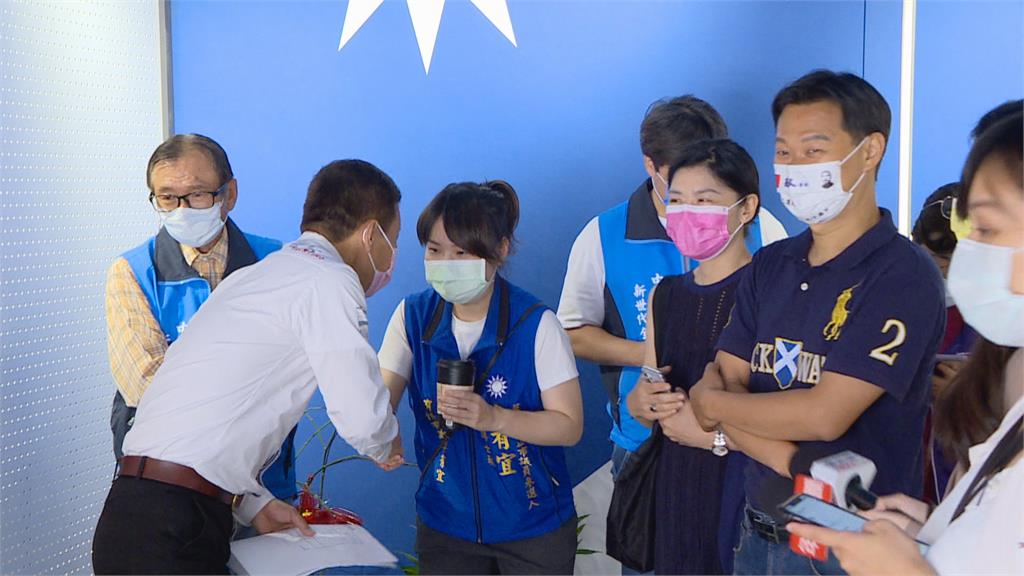 鍾小平回歸國黨「擠掉新人」　初選第一披藍袍參選