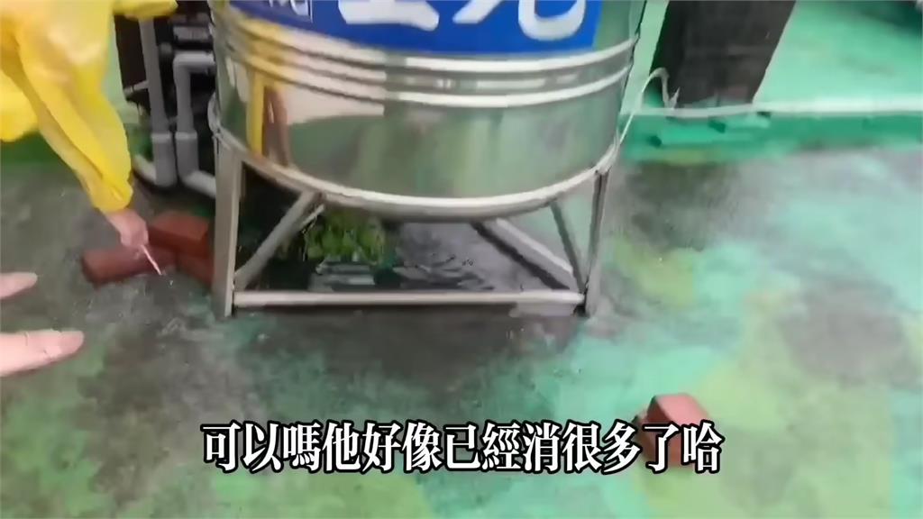 透天厝頂樓淹水了!廣西人妻冒風雨疏通水管 狼狽崩喊:好恐怖