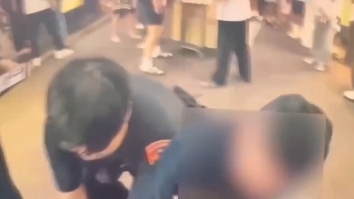 「邰哥加持名店」遇酒醉男！臨江夜市街頭失控大吼「槓上警察下場曝光」