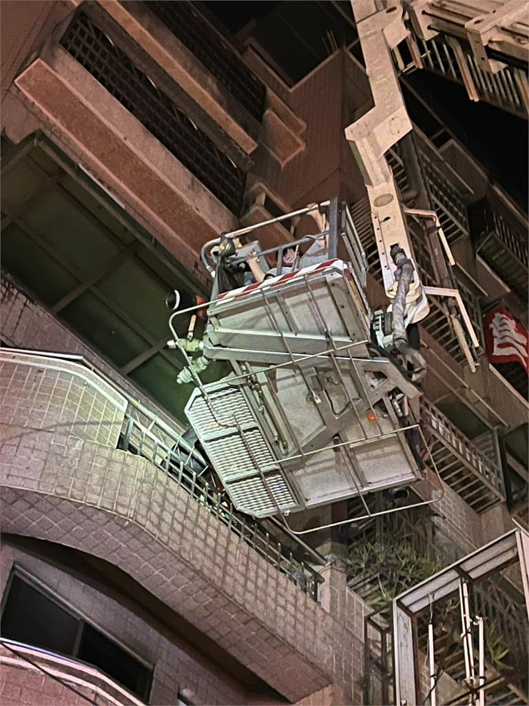 快新聞/嘉義市暗夜惡火!6人受困火場 雲梯車即刻救援
